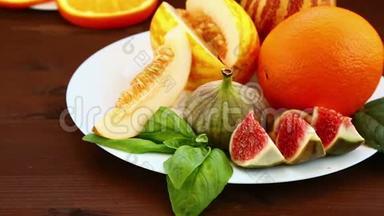 桌上摆着水果：越南瓜，无花果，猕猴桃，橘子，果汁.. 特写镜头。